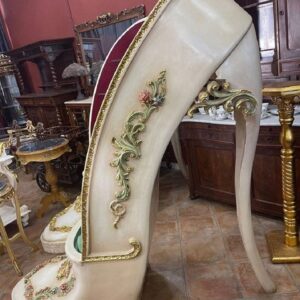 Casa Padrino Vitrine Luxus Barock High Heel Vitrine Lila / Creme / Gold - Handgefertigter Massivholz Damenschuh Vitrinenschrank - Prunkvolle Barock Möbel